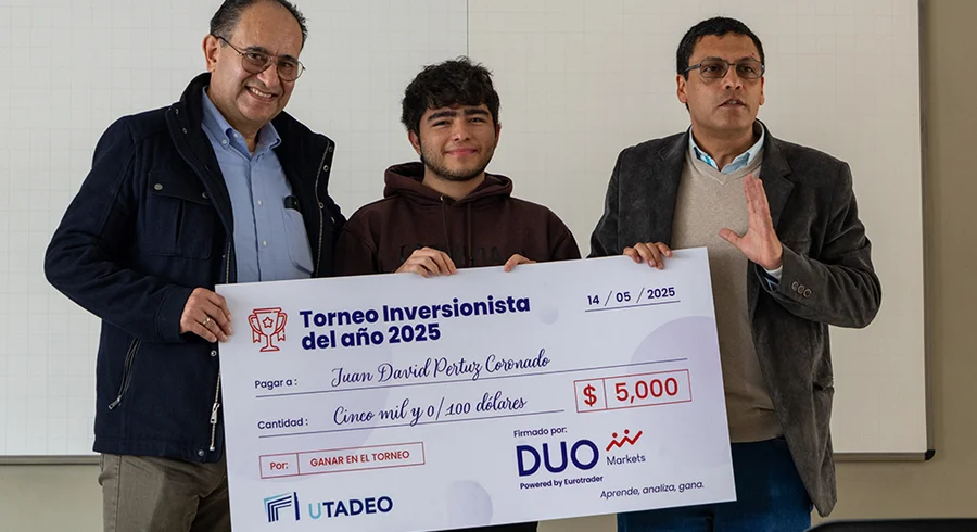 profesores-entregandopremio-ganadoriinversionistaano.jpg